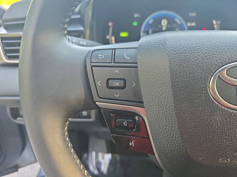 Used 2025 Toyota Camry SE w/ Convenience Package FWD image 16