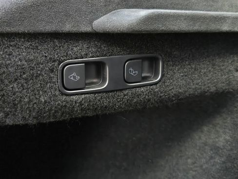 Used 2022 Tesla Model S image 25