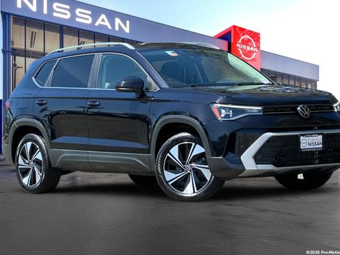 Used 2025 Volkswagen Taos SE AWD/4WD image 2