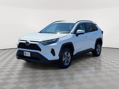 Used 2025 Toyota RAV4 XLE AWD/4WD image 3