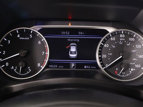 Used 2024 Nissan Sentra SR w/ SR Premium Package FWD image 4