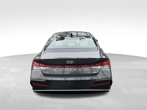 Certified 2025 Hyundai Elantra Limited image 4