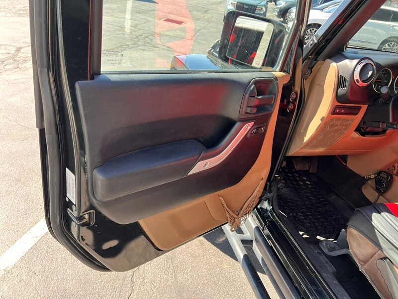 Used 2012 Jeep Wrangler Unlimited Rubicon w/ Connectivity Group AWD/4WD image 15