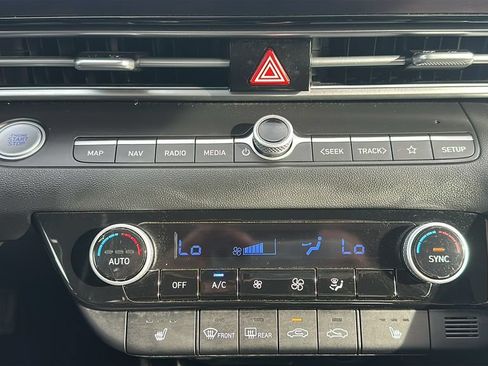 Used 2025 Hyundai Elantra Limited FWD image 26