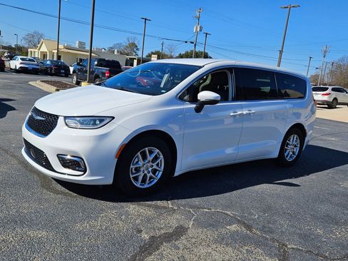 Used 2023 Chrysler Pacifica Touring-L image 3