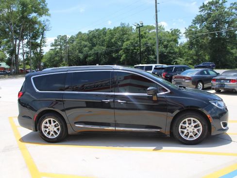 Used 2019 Chrysler Pacifica Touring-L FWD image 2