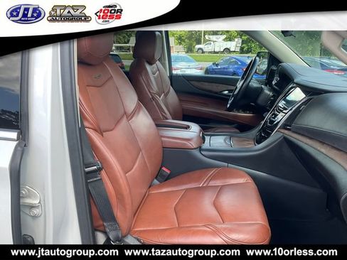 Used 2019 Cadillac Escalade Luxury AWD/4WD image 16