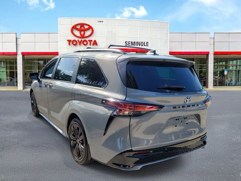 Used 2023 Toyota Sienna XSE FWD image 4