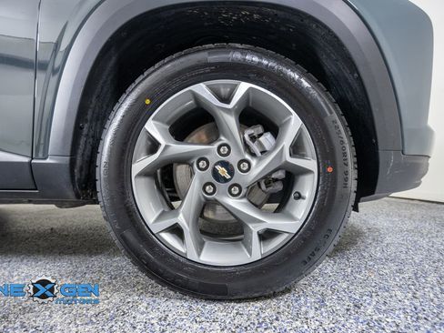 Used 2025 Chevrolet Trax LT FWD image 43