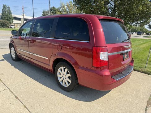Used 2015 Chrysler Town & Country Touring image 7