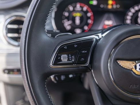 Used 2025 Bentley Bentayga AWD/4WD image 33