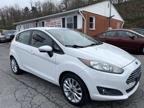 Used 2014 Ford Fiesta SE w/ Equipment Group 201A image 2