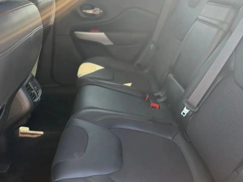 Used 2018 Jeep Cherokee Trailhawk AWD/4WD image 18