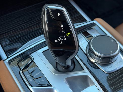 Used 2022 BMW 740i w/ M Sport Package RWD image 34