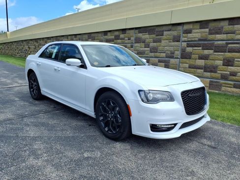 Used 2023 Chrysler 300 Touring L w/ Popular Equipment Group AWD/4WD image 2
