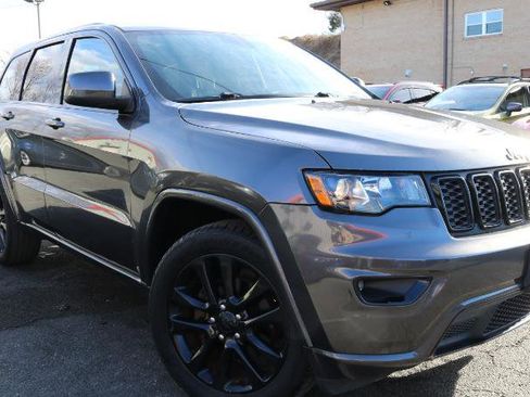 Used 2018 Jeep Grand Cherokee Altitude image 3