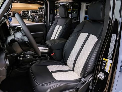 Used 2025 Jeep Wrangler Unlimited Rubicon w/ Technology Group image 55