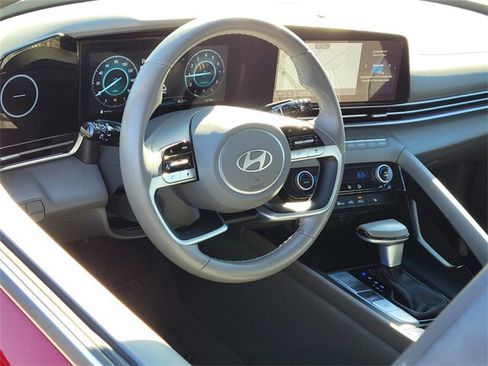 Used 2024 Hyundai Elantra SEL w/ Convenience Package image 3