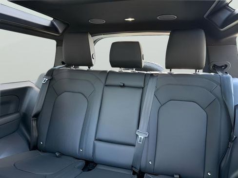 Certified 2025 Land Rover Defender 90 X-Dynamic SE image 31