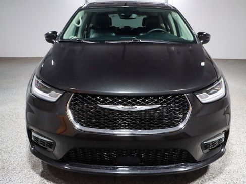 Used 2023 Chrysler Pacifica Touring-L FWD image 4