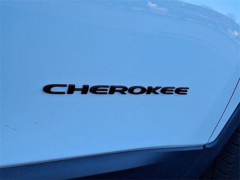 Used 2018 Jeep Cherokee Latitude w/ Altitude Package image 29