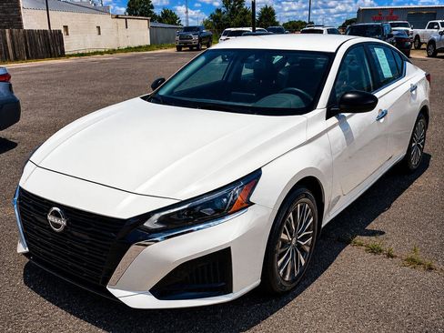 Used 2025 Nissan Altima 2.5 SV AWD/4WD image 1