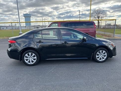 Used 2022 Toyota Corolla LE image 4