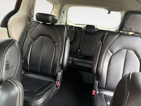 Used 2023 Chrysler Pacifica Touring-L FWD image 13