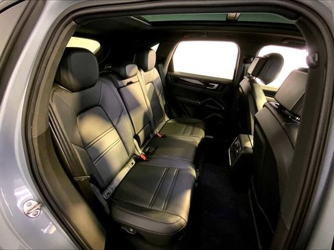 Used 2023 Porsche Cayenne w/ Premium Package image 23