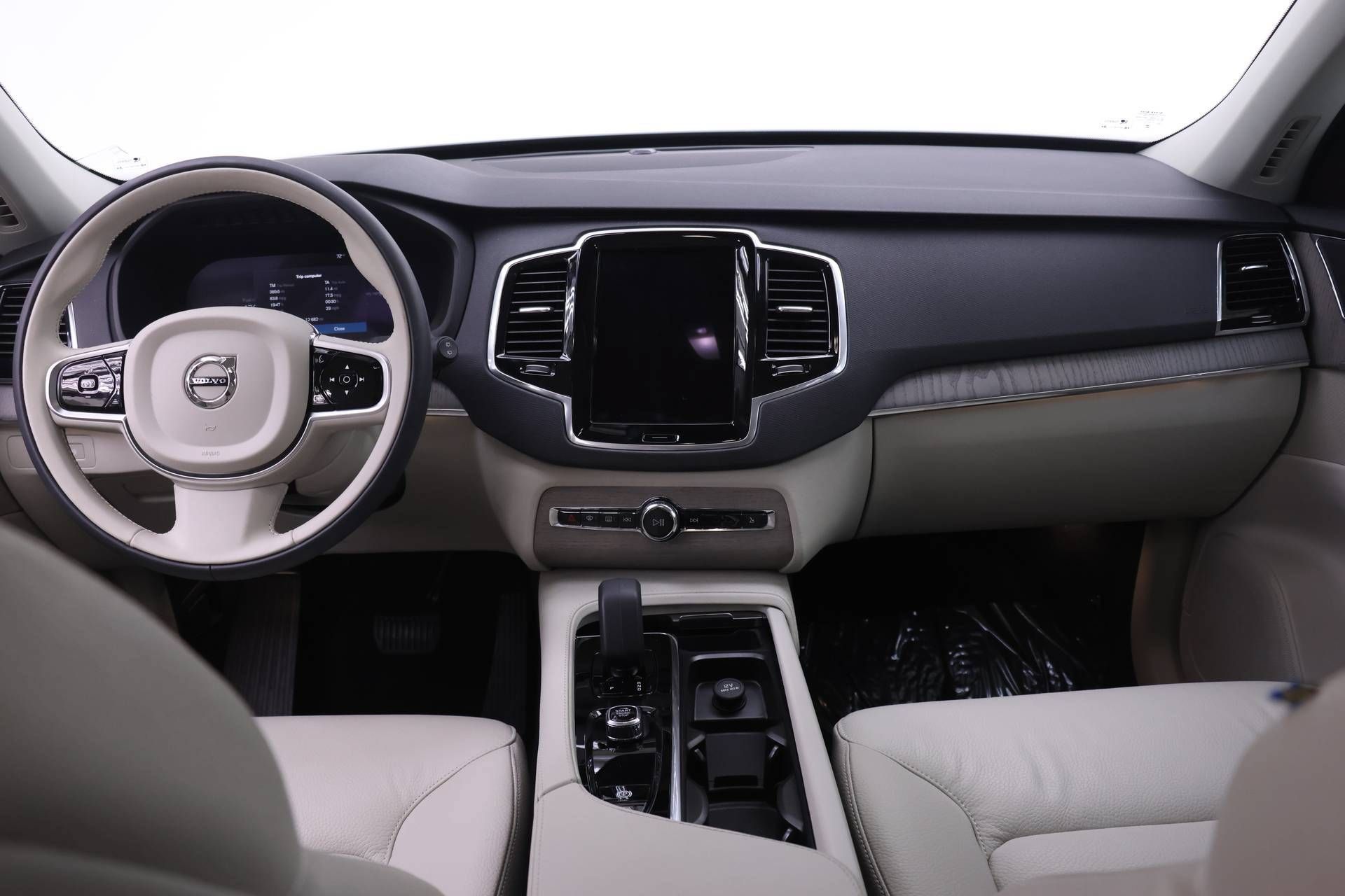 Certified 2025 Volvo XC90 T8 Plus w/ Protection Package Premier AWD/4WD image 8