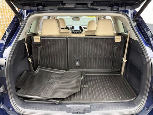 Used 2022 Toyota Highlander XLE AWD/4WD image 39