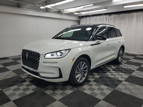 Used 2025 Lincoln Corsair Grand Touring image 3