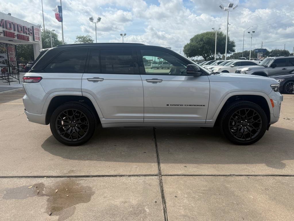 Used 2025 Jeep Grand Cherokee Summit w/ Obsidian Package AWD/4WD image 8