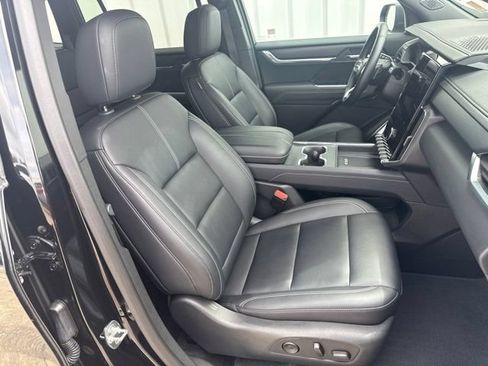 Used 2025 GMC Acadia Elevation w/ Elevation Premium Package FWD image 23