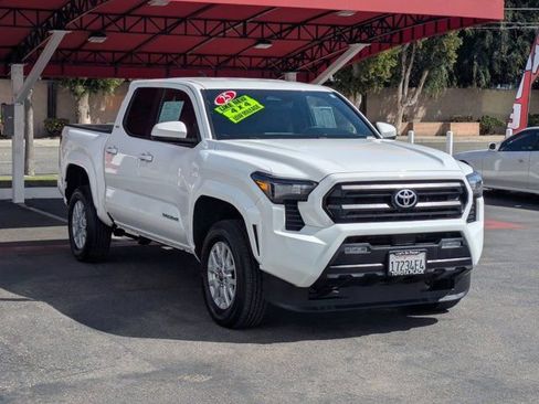 Used 2025 Toyota Tacoma SR5 image 3