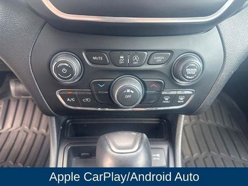 Used 2019 Jeep Cherokee Latitude Plus FWD image 23