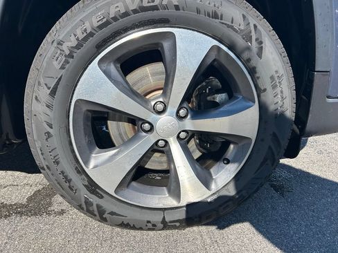 Used 2021 Jeep Cherokee Limited AWD/4WD image 23