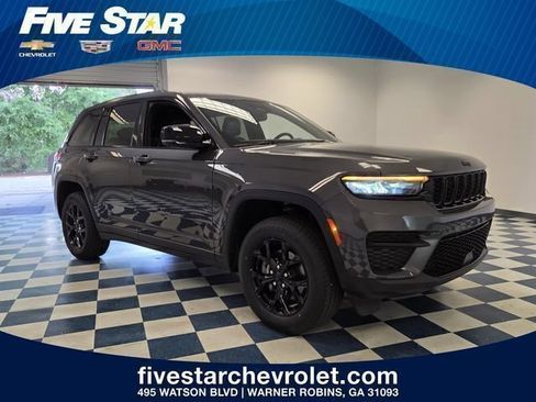 Used 2024 Jeep Grand Cherokee Altitude RWD image 1