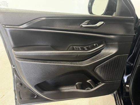 Used 2025 Jeep Grand Cherokee Altitude AWD/4WD image 19