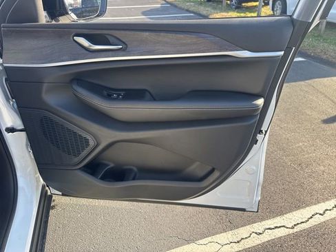 New 2025 Jeep Grand Cherokee Limited w/ Luxury Tech Group II AWD/4WD image 9