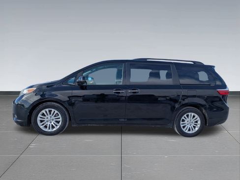 Used 2015 Toyota Sienna XLE image 3