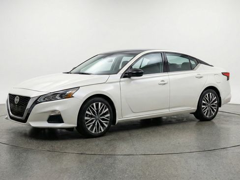 Used 2025 Nissan Altima 2.5 SV image 3