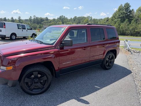 Used 2014 Jeep Patriot Latitude FWD image 3