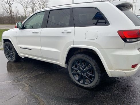 Used 2021 Jeep Grand Cherokee Laredo X image 2