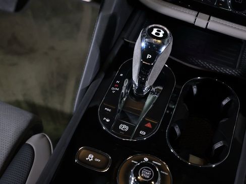 Used 2022 Bentley Bentayga image 27