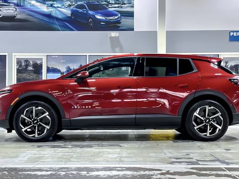 Used 2025 Chevrolet Equinox EV LT image 2