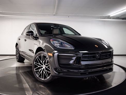 Certified 2025 Porsche Macan AWD/4WD image 9
