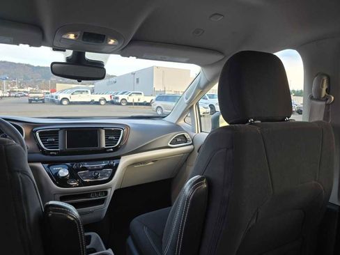 Used 2023 Chrysler Voyager LX image 14