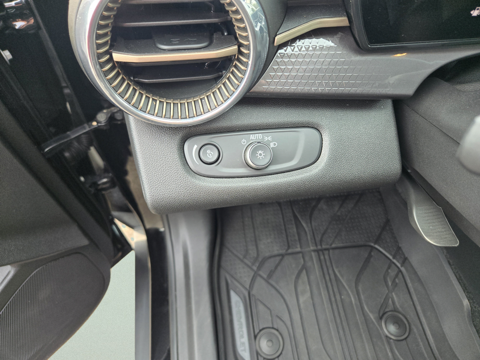 Used 2025 Chevrolet Trax ACTIV w/ Sunroof Package FWD image 13