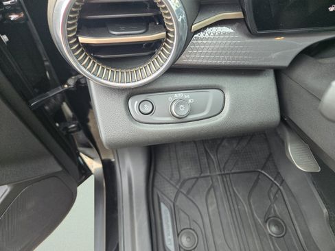 Used 2025 Chevrolet Trax ACTIV w/ Sunroof Package FWD image 13